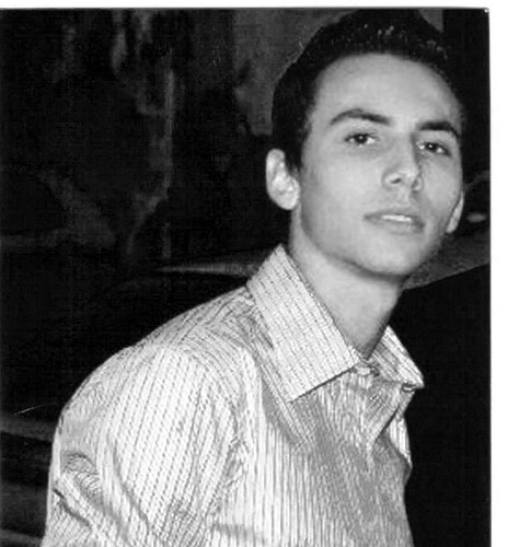 Guitarrista apaixonado, com um coração sincero louco por Jesus...Trazer um sorriso a alguém atravez do amor Dele, me faz o homem mais feliz do mundo..