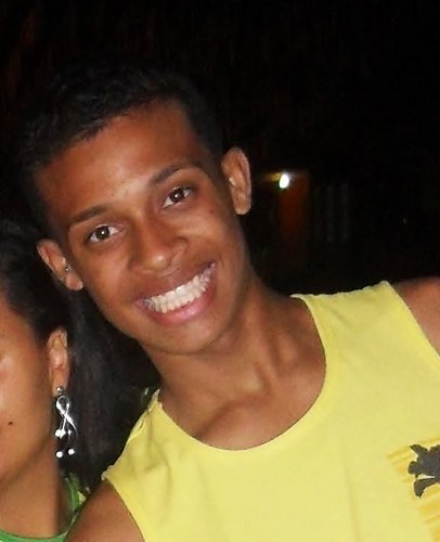 17 anos , carioca , vascaino e bailarino ... Quer mais ? KK