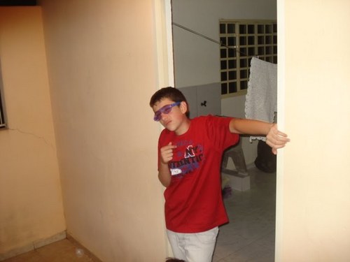 menino muitas vezes alegre muitas vezes meio triste
gosta de sair e não gosta de ser igual a ninguem.