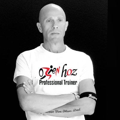 OrenHoz's profile picture. ‏זר לא יבין.
ימני קיצוני 😉