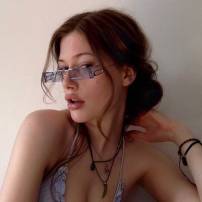 WHlTEWlD0W's profile picture. ārya tārā