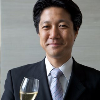 レストラン アイ(神宮前) シェフソムリエ。ホテル日航東京(台場) 飲料顧問。
ワインアパートメント(東京 神泉)。