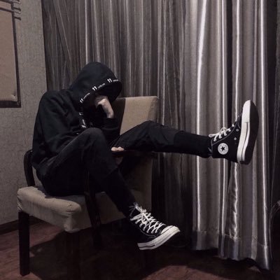 Ther_Jun's profile picture. 轻颜控 喜瘦 喜布靴、汉服；aj鞋狗