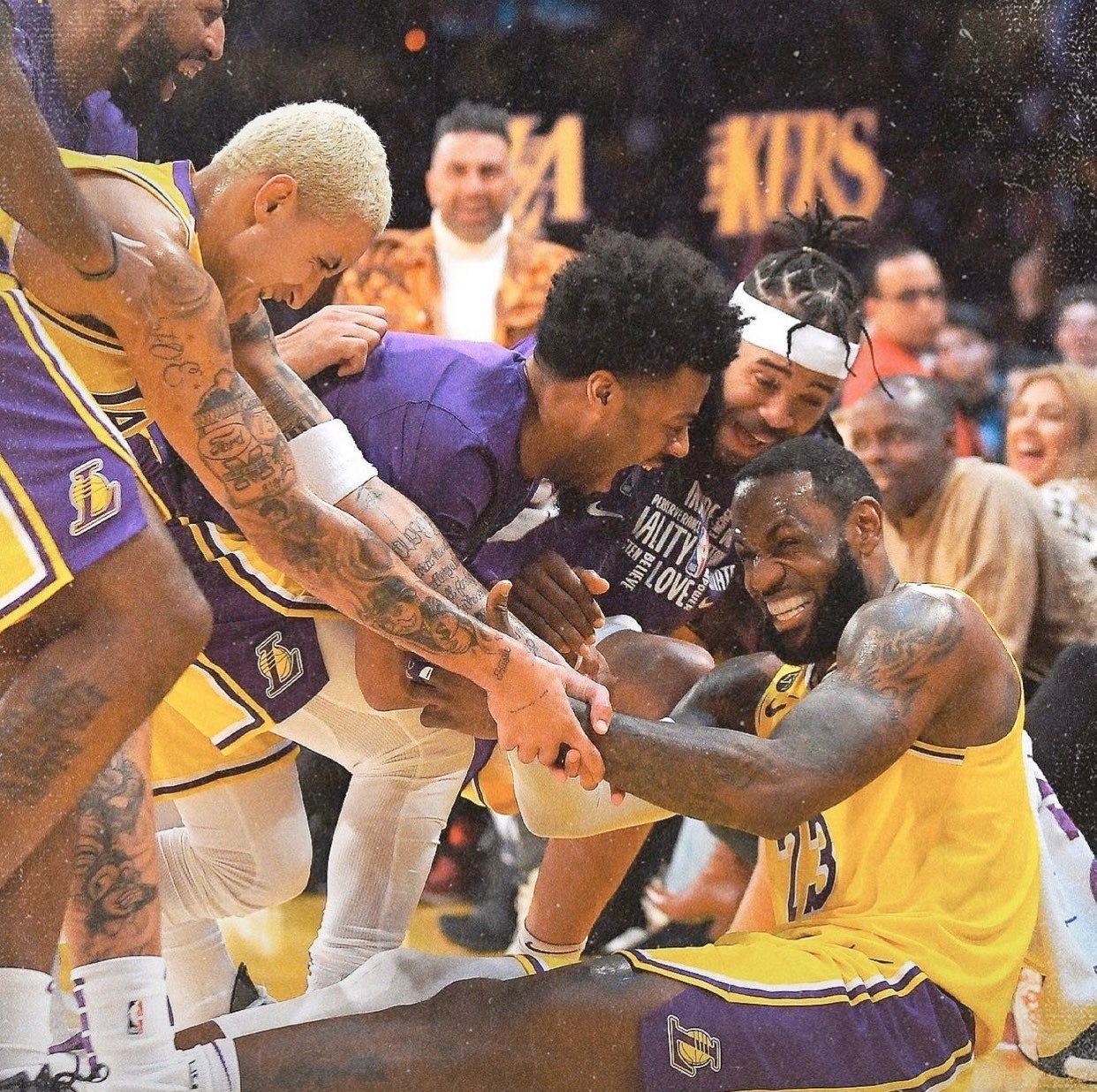 LAKERS RULES LA (30-26)