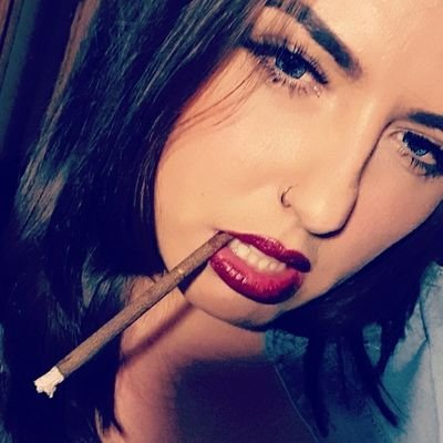 Smoking Brunette UK (@smoker_uk) / Twitter