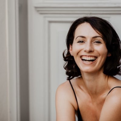 Do small things with great love! Passionate entrepreneur | Startup mentor | Digital expert | Furious about injustice | Proud mum | political active 💗@unos_eu