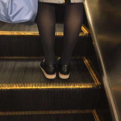 パンストを誰よりもこよなく愛する者です。 特に、女性の足の臭い付きパンストが大好きです。譲っていただける方がいらっしゃいましたら DMください。よろしくお願いします!ちなみに、女性のアナルやアナルセックス 、アナルの臭い嗅ぐのも大好きです(笑) 関西の方に限ります。後、性感マッサージ得意で、潮吹かせますよ。