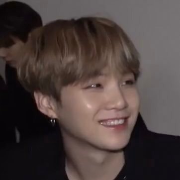 GsdFdiLw8hrUCEm's profile picture. 자기만족 위해 굴러가요 느릿느릿 #뷔슙 #슙뷔 #국뷔 혼자 고립되어 살아가서 요즘물정이 너무 어려워요💦