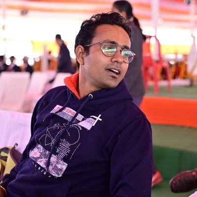 Chauhan_095's profile picture. चेहरे पर खामोशी क्यूं है
दिल के भीतर शोर है शायद
बाहर बाहर मैं दिखता हूं
अंदर कोई और है शायद।