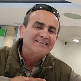 Ingeniero, Universidad de Concepción. Gerente General de BSS, empresa dedicada al rubro inmobiliario,Publicidad y Obras .Epicureo, Tengo el corazón Lila.