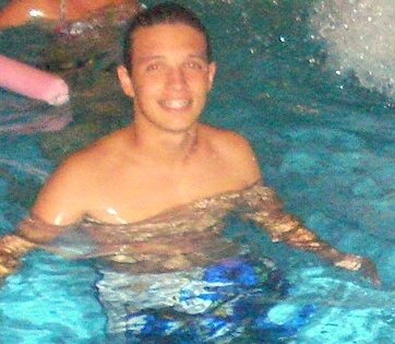 Filho do Senhor dos Senhores, que ama muito a familia e o futebol.