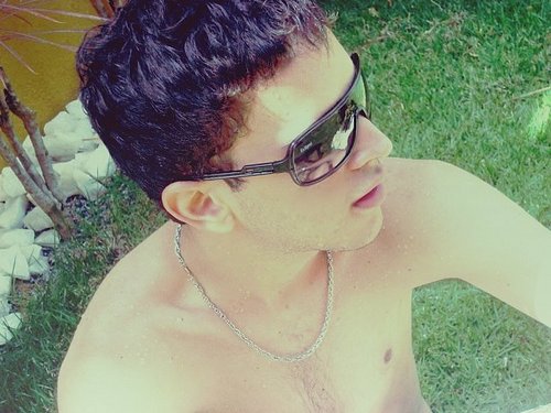 Não preciso dizer quem sou;
Porque não importa o que eu diga.
Você irá valorizar pelo o que vê.
Julgar pelo que ouviu;
E opinar pelo que conheceu.
