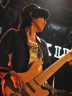 ラジオ、音楽、バイク、車、多方面のフォロワーを募集。
深夜帯のFM802はほぼ聞いています。Rock、Popsが好き。
最近ではレースも観るようになり、F1、GTなどをチェック。バイクも好きで愛車はV-MAX。
FEEL DIZZYというバンドでベースボーカルをしている。使用ベースはLAKLANDのSL5594。