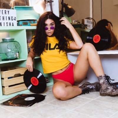 everythingnish's profile picture. usually found dancing or playing with makeup