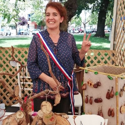 Emprendedora de artesanías en madera