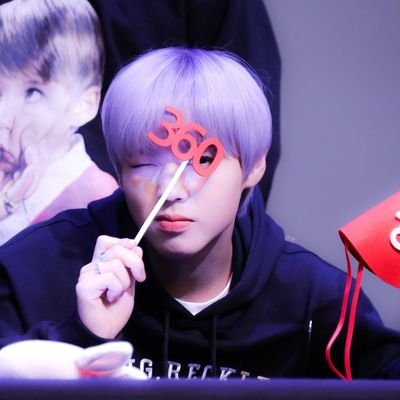 Hate has a reason for everything but love is unreasonable. #빅지훈