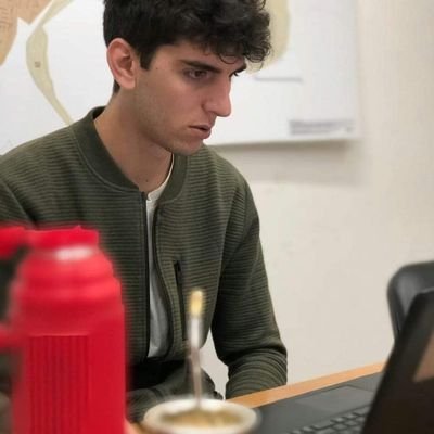 Federalense en Santa Fe. 24 años. Estudiante de abogacía. Radical. Bokita, el mate y los simpson.