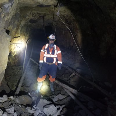 Paso la mayor parte del tiempo bajo tierra, siendo parte de la extracción con calidad y seguridad de los metales que nos regala la madre tierra.