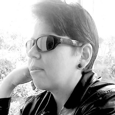 Vivo en Mérida-Venezuela, profesora universitaria quebrada como todos mis colegas. Escritora a veces. Creo en la democracia. Nunca tengo electricidad.