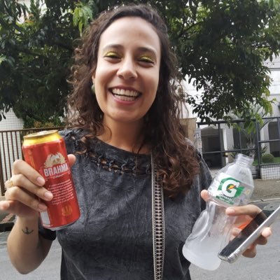 Mulher lésbica, ayahuasqueira, pesquisadora e socióloga da religião. Mestre em sociologia política e  doutoranda em sociologia pelo PPGS/UFMG.