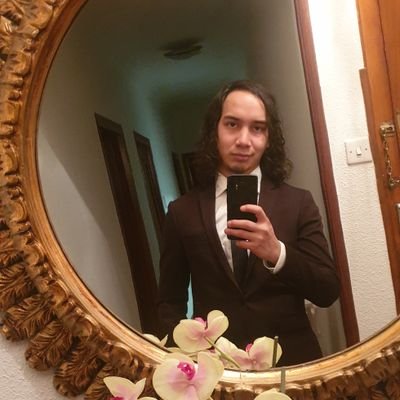 Una persona amable, me encanta leer, adicto al chocolate y vivo cada momento de mi vida como si fuera el ultimo
