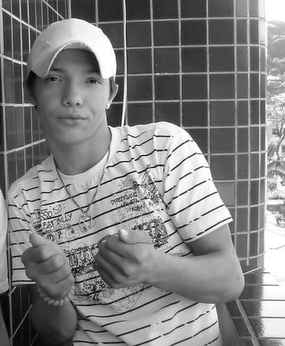 :) Oi tenho 16 anos ;*DANÇO |CANTO |MODELO|adoro moda,jogo Futebol CRUZERENSSE ;x'  e se me chamar de telescópio te faço ver as ESTRLAS  ;S '|x|This is Me s2'