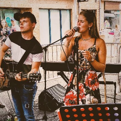 Akoestische coverband uit West-Vlaanderen, bestaat uit neef & nicht die al van jongsafaan samen muziek maakten. Populaire covers uit alle genres en alle tijden!