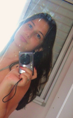 Não viva de aparências, elas mudam. Não viva de mentiras, elas são descobertas. Não viva pelos outros, viva por você ! (;