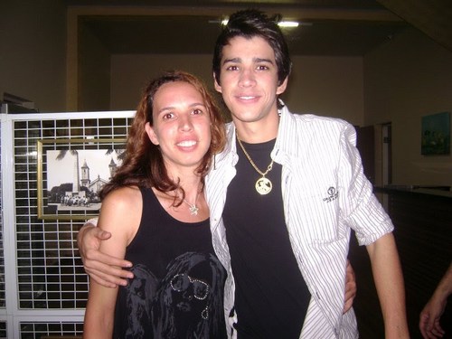 Sou Eliane Constantino,24 anos.Nasci em Ourinhos,mais agora estou morando em Joaquim Tavorá.Tenho dois lindos filhos que eu amo muito.bssss..