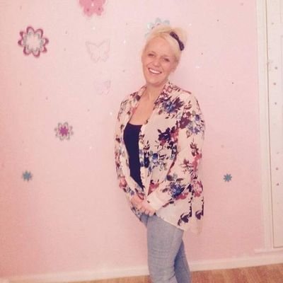 40, single (my town is full of frogs), mother to a beautiful little big girl. Who fails to amaze me each day. Qualified outstanding teacher of English x