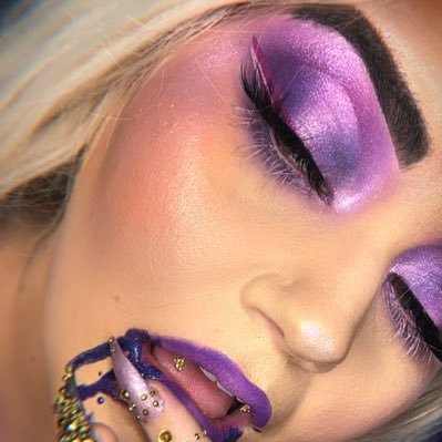 Welcome! Iām Naomi š cruelty free makeup artist and esthetician from Australia šš