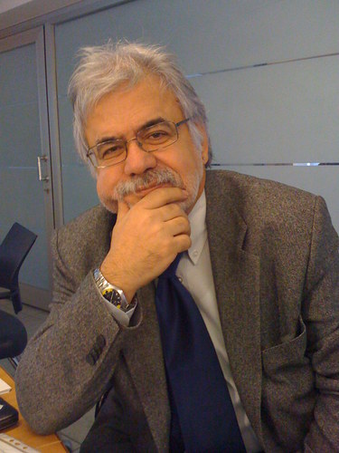 Nükleeer fizik doktoru, şiiryazar