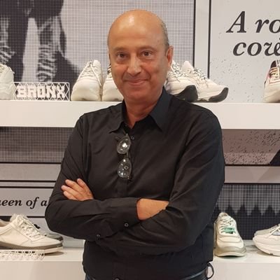 Magasin de chaussures pour femmes à la pointe de la tendance. Bonus : Réalisation de bottes de votre choix à votre largeur de mollets