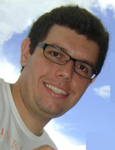 26 anos, sou formado em Administração de Empresas. Trabalho no ramo de reciclagem de cartuchos/toners para impressoras. Casado e feliz. Um eterno aprendiz.