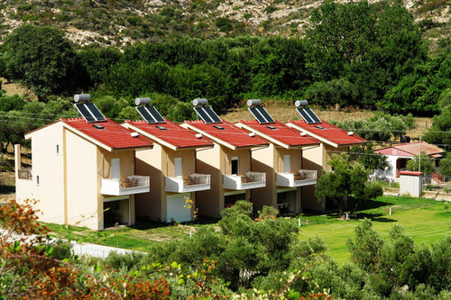 KALAMITSI's profile picture. Chaque maisonnette abrite six personnes et peut loger jusqu'a huit, apres concertation. Chaque batiment donne sur la facade et sur l'arriere de l'immeuble,