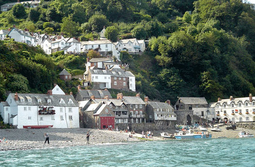 World famous for our cobbled & traffic-free street, donkeys, sledges & historic harbour. Follow us for insight into life in our unique & privately owned village