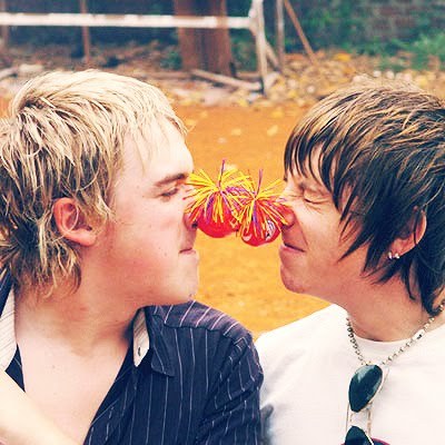 McFLY and McFLY ALL THE TIME, I'M BIG FAN *O*
I LOVE YOU DANNY GATINHO USAHSUHAUSHUASHUASH'