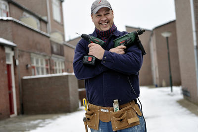 Schilder en ander kluswerk
Zoals; monteren digitale tv, audio en video, behangen, laminaat leggen,demonteren van meubels,helpen verhuizen,monteren van meubels.