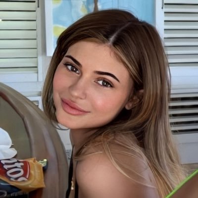 Bienvenidos a la Principal Fuente de Información sobre @KylieJenner en ESPAÑA. Encontrarás Imágenes, Noticias y Mucho más. | Instagram: KylieJennerSpain | *1*