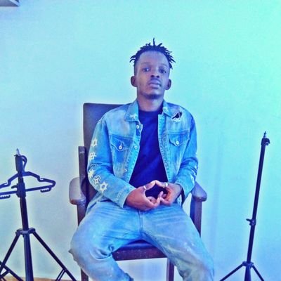 TAlENTED TONGUE FROM THE NEIGHBORHOOD♐️
♓Pisces🐟
📝 Songwriter
🎤 Singer
🎧Rapper
https://t.co/cpQZy24Ad3
Dedicated to the to light 🔺♋