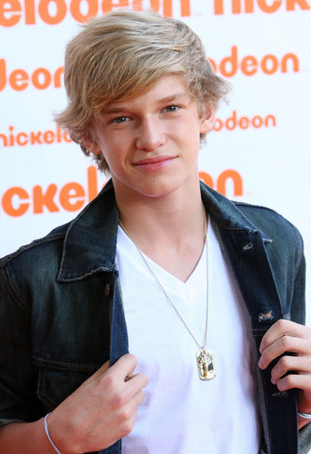 we love cody simpson, ALOT! and this twitter is to share our love for cody with the world! follow us (L) cody followed 9/11 ♥
