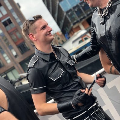 Extremely kinky rubber loving gearhead demisexual fascinated by chastity and heavy bondage. Addicted to hugs and undies 🐾