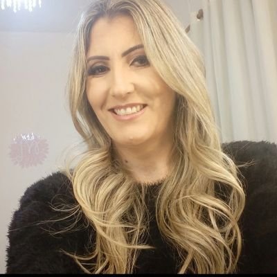 Basta-me um pequeno gesto, feito de longe e de leve, para que venhas comigo e eu para sempre te leve. CM