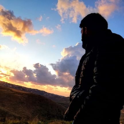 أنا لست سوى نقطة مجهولة في بحر عالم الوجود يخف ضيائها مع كل صباح يعود