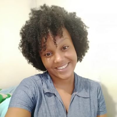 Menina sorridente, dentro dela há um Deus. Ela sabe, ela sente!🙌
