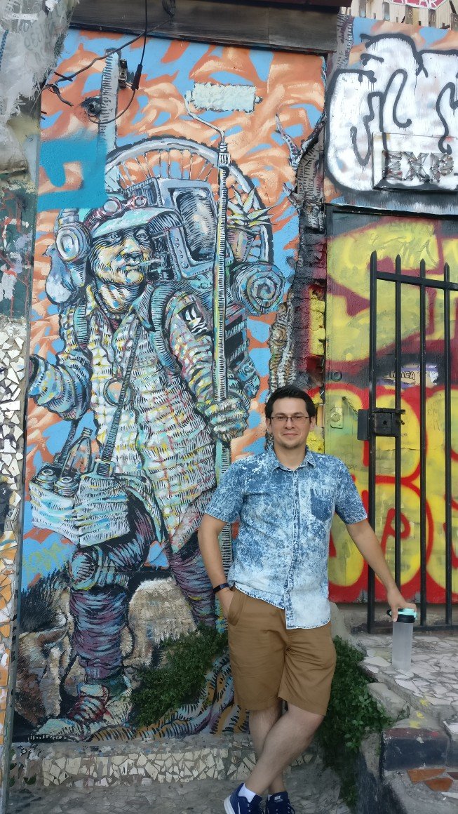 Introvertido, me gusta leer y vivir en paz. Buscando siempre aprender algo interesante. Tengo una ciudadanía fotónica XD