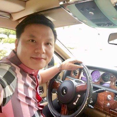 我是同种的，母亲是中国的，父亲是越南的，我出生长大，也住在越南，我是一个专业的医生，在这里与世界分享我的生活。