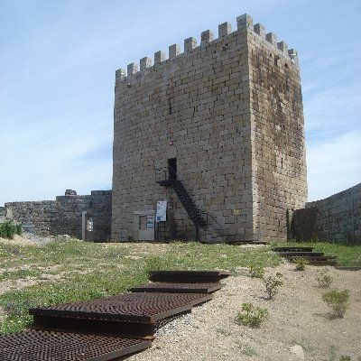 Aqui confunde-se a beira da estrada com a Estrada da Beira.