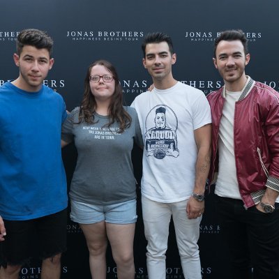 your favorite Jonas Brothers stan. Also a book blogger
header credit @happilygraphics