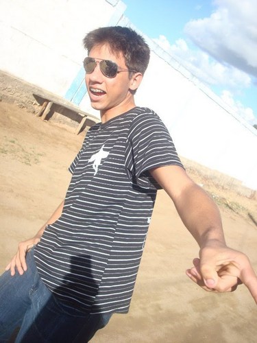Tenho 15 anos sou Baiano roxoo ,Evangelico ,Estudante ..